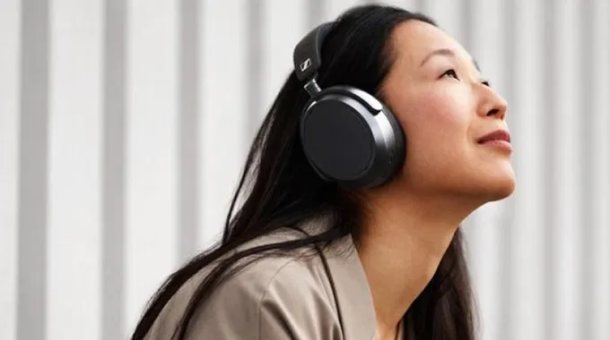 خصم كبير على سماعات Sennheiser Momentum 4